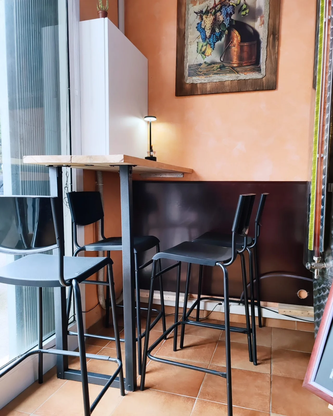Il tavolino dell’enoteca dedicato a una pausa e all’aperitivo